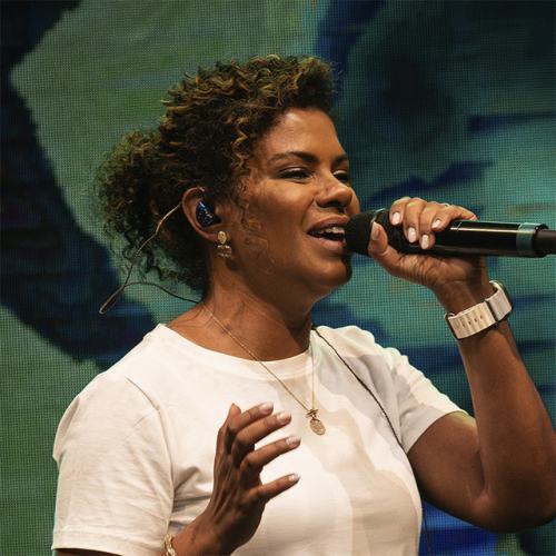 Nívea Soares