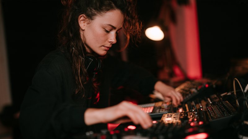 Comment faire de la techno sans ordinateur ? Le guide complet pour musiciens créatifs