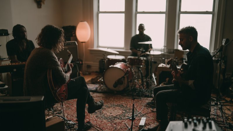 Pourquoi certains groupes fonctionnent immédiatement : le secret des collaborations musicales réussies