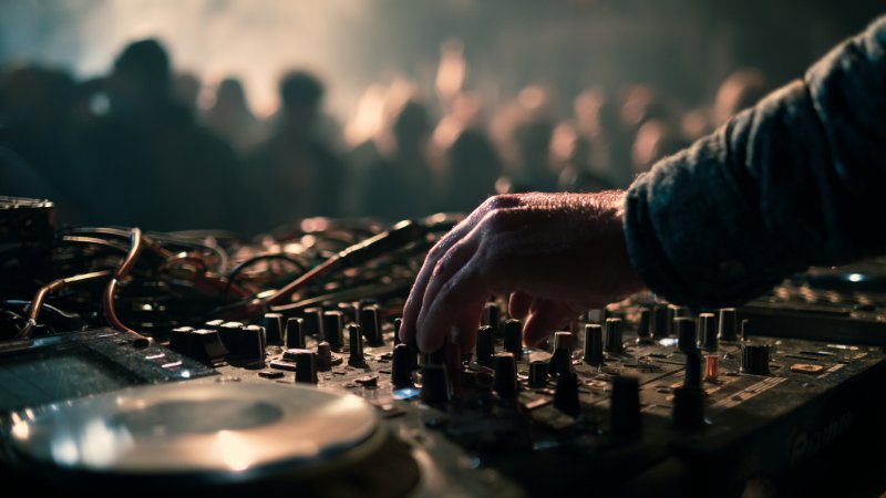 Où rencontrer des producteurs techno pour créer et jouer ensemble ?