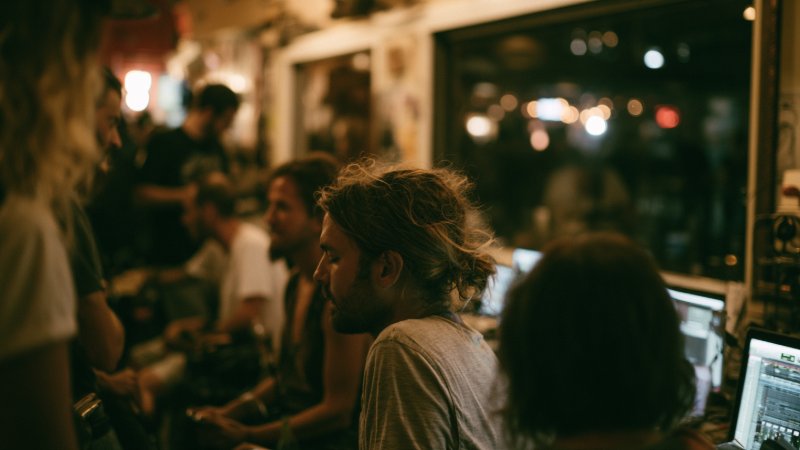 Pourquoi les collectifs remplacent les clubs : la nouvelle dynamique musicale locale