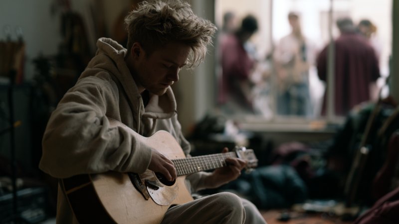 Comment trouver un groupe quand on est timide : le guide pratique pour musiciens réservés