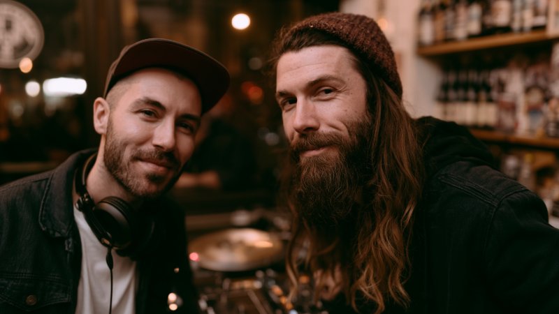 Comment commencer à mixer avec d’autres DJs : guide pour une collaboration musicale réussie