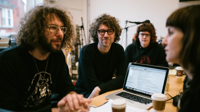 Comment finir un morceau à plusieurs : l’art de la collaboration musicale