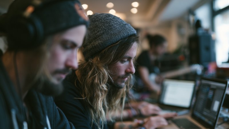 Comment dénicher un beatmaker sur un réseau social : guide pratique pour musiciens connectés