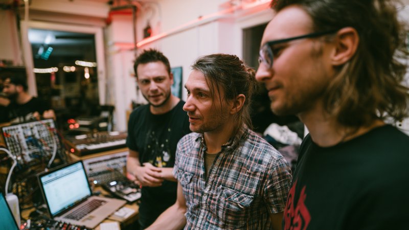 Les communautés EDM et techno près de chez toi : créer, jouer et collaborer localement