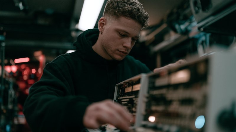 Quel matériel pour commencer la techno ? Le guide complet pour bien démarrer
