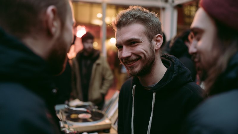 Comment rencontrer des DJs quand on débute : guide pratique pour tisser des liens musicaux